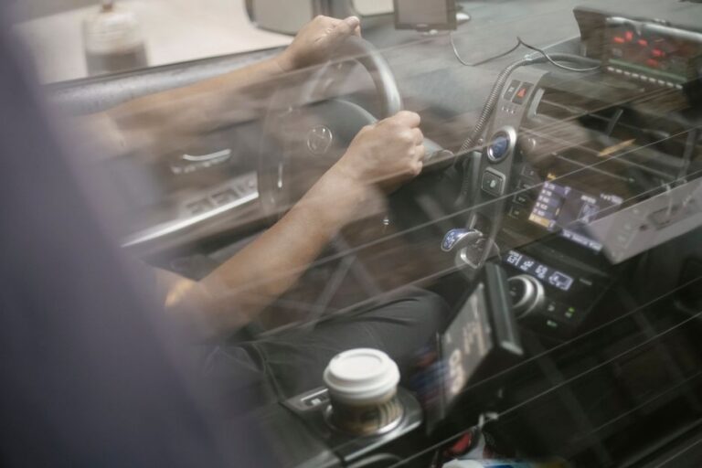 Ce îți spui la o cafea despre moștenire și testament Doi colegi discută calm la o masă, cu cești de cafea și un dosar închis între ei