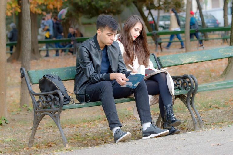 Drumul spre serviciu ca sală de studiu: ce încape în treizeci de minute Pasageri în autobuz dimineața, unul citind un caiet pe genunchi