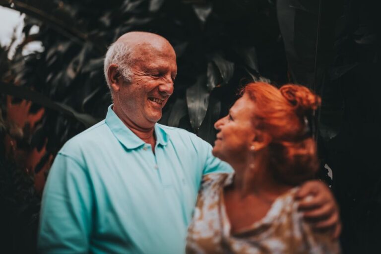 Pensionar și încă activ: ce pui în ordine înainte de sfârșitul anului Un bărbat în vârstă, cu ochelari, verifică atent o mapă cu documente la o masă de lemn